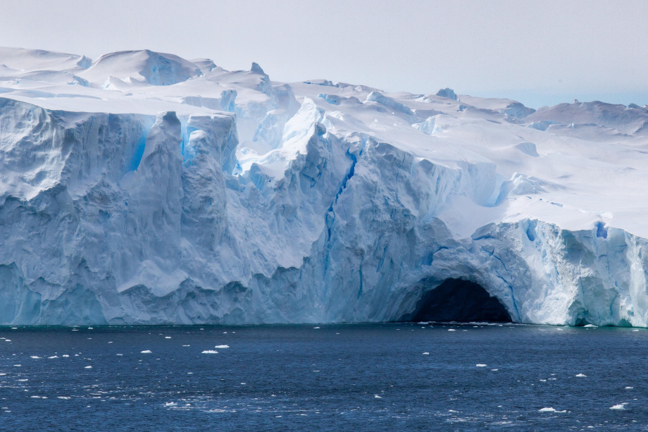 Photo of Antarctic ice shelf 
